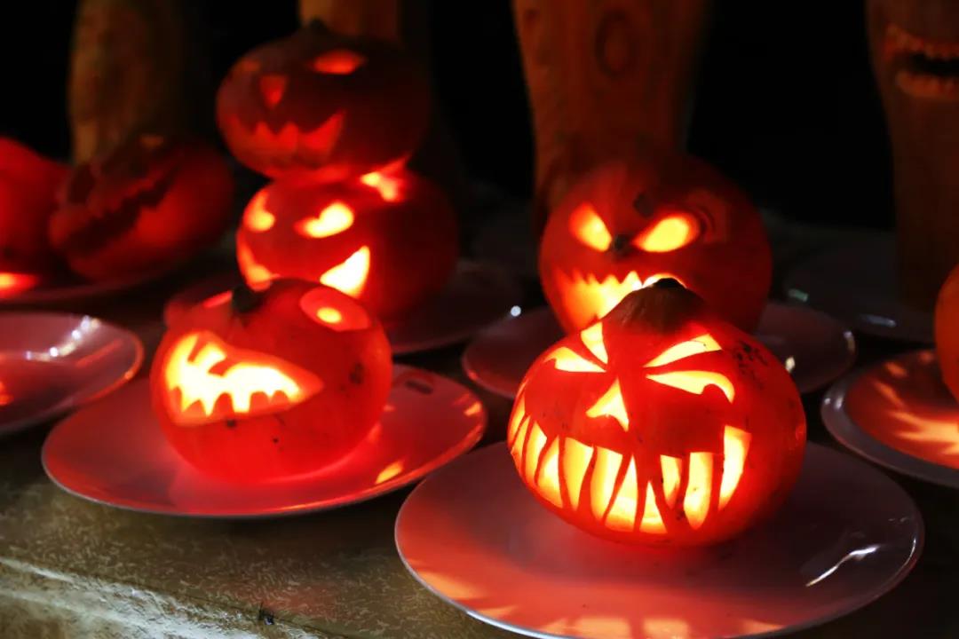 萬圣節(jié)官微撒福利！快來參與游戲領(lǐng)取學(xué)校定制周邊獎品啦！