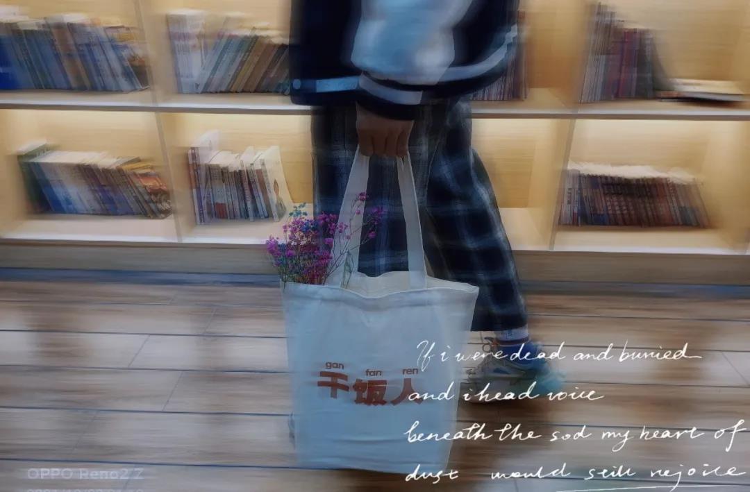 萬圣節(jié)福利放送中丨咱就是說，手提“干飯人”帆布袋的小哥哥很難不愛！