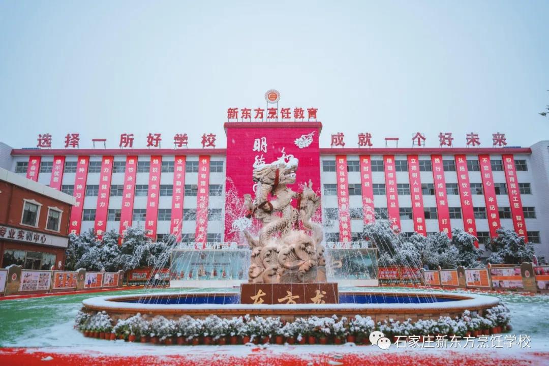 初雪中的校園，美的可以當(dāng)做壁紙