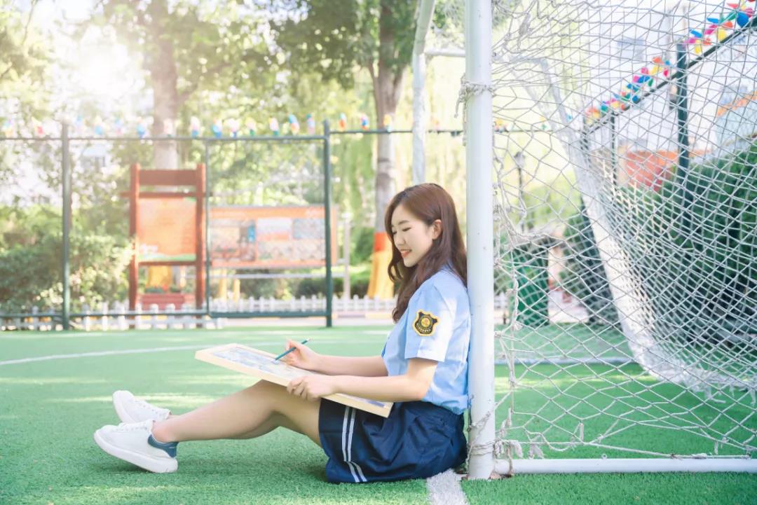 美麗的晚霞、浪漫的小江南、活力的足球場、說出你喜歡的校園風(fēng)景，送校園周邊啦！