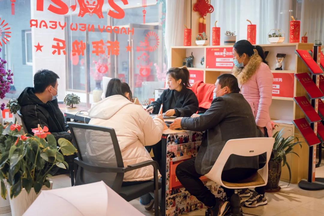 職教咨詢?nèi)肇鎸γ娲鹨山饣?，指?dǎo)，選學(xué)校來幫忙！