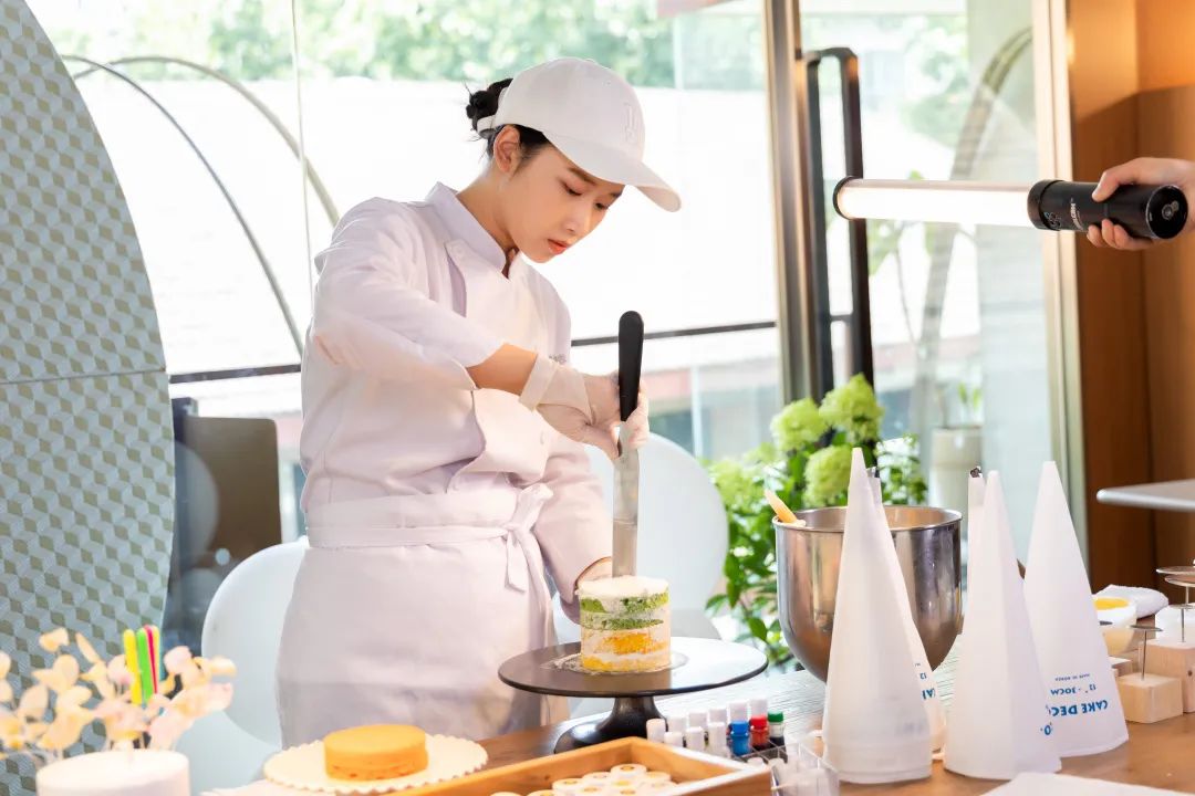 西點裱花魔術(shù)師：繪制甜蜜夢想的烘焙藝術(shù)家