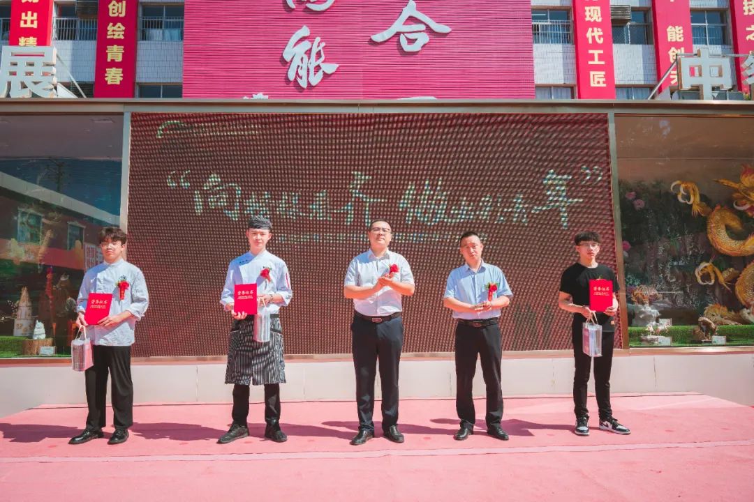 向榜樣看齊，做出彩青年！