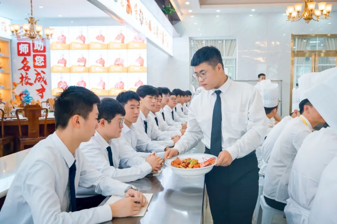 【進(jìn)校園】?jī)A情傳授，用心烹飪，感受米其林帶來(lái)的魅力課堂！