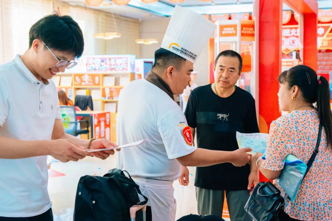 中招咨詢會(huì)人氣爆棚！河北新東方各專業(yè)名額正在減少！趕快抓住zui后的免試免分的機(jī)會(huì)吧！