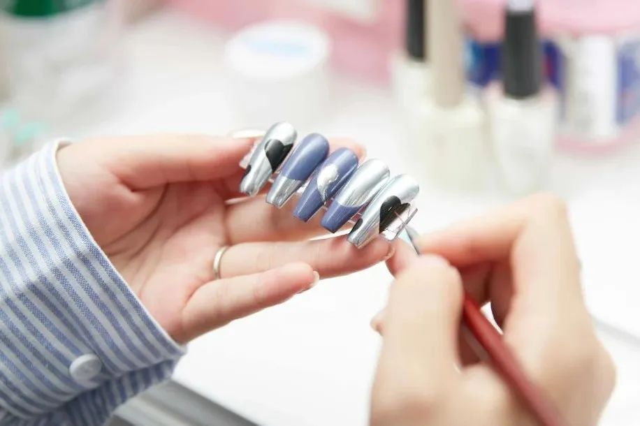 穿戴甲電商暴利風(fēng)頭正盛！2025學(xué)美甲技術(shù)，好時(shí)機(jī)別錯(cuò)過(guò)！