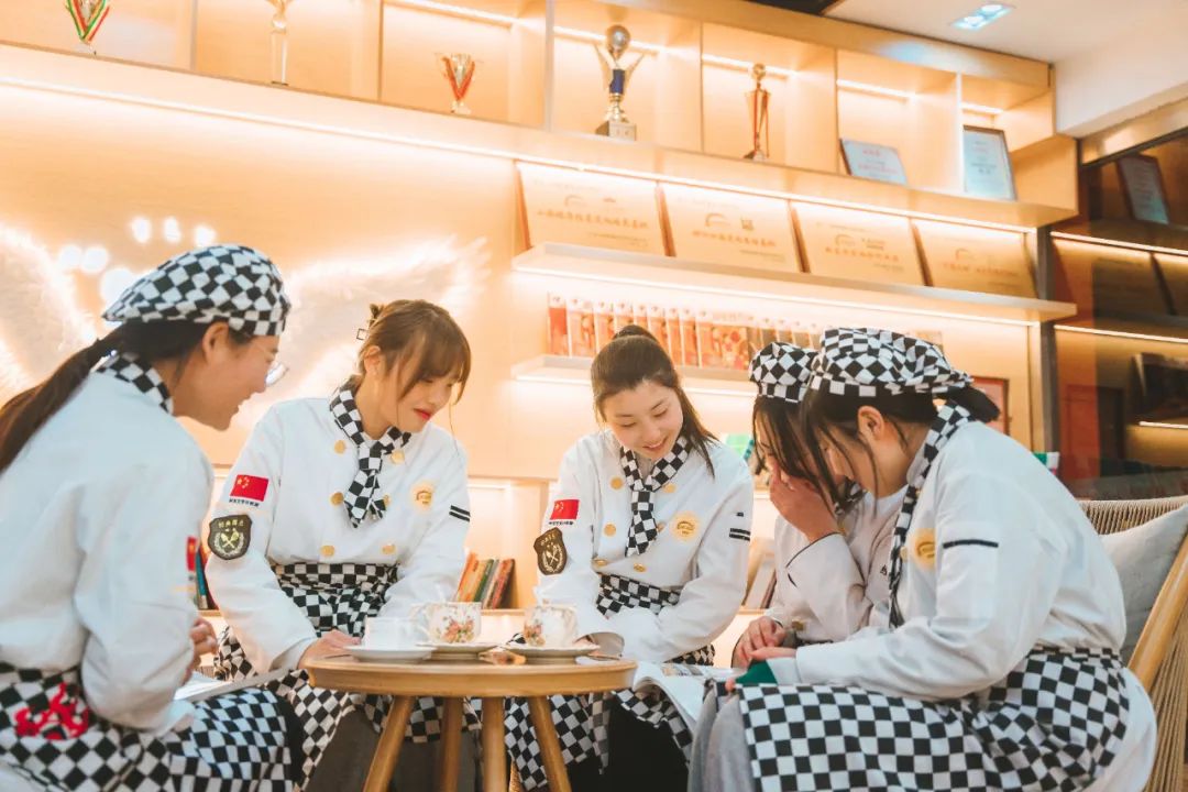 初中生不上高中有出路嗎？初中畢業(yè)學(xué)西點(diǎn)咋樣？