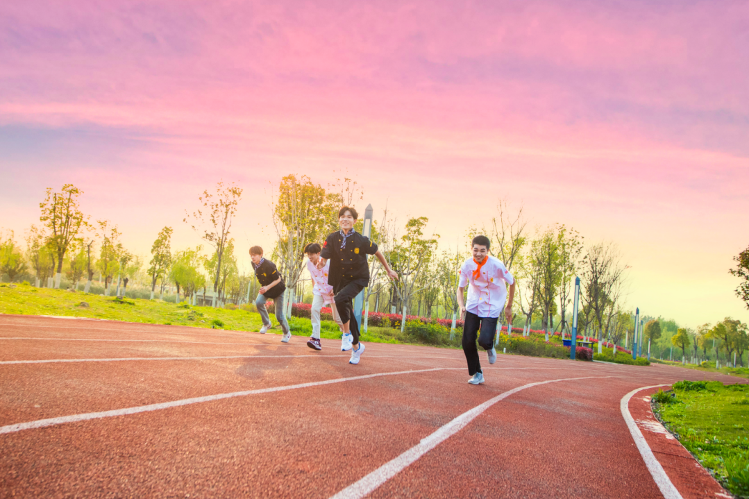 @初三中考的同學(xué)及家長：選學(xué)校=選資源！等成績和占名額并不沖突，最重要的是讓孩子有學(xué)上~