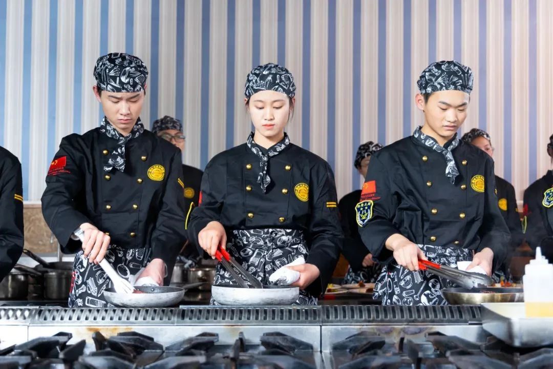 ?？浦驹富瑱n退檔？征集志愿學(xué)校專業(yè)不喜歡沒前途？不如轉(zhuǎn)戰(zhàn)“真香”賽道！河北新東方雙高計(jì)劃：高技能專才養(yǎng)成，高質(zhì)量就業(yè)！