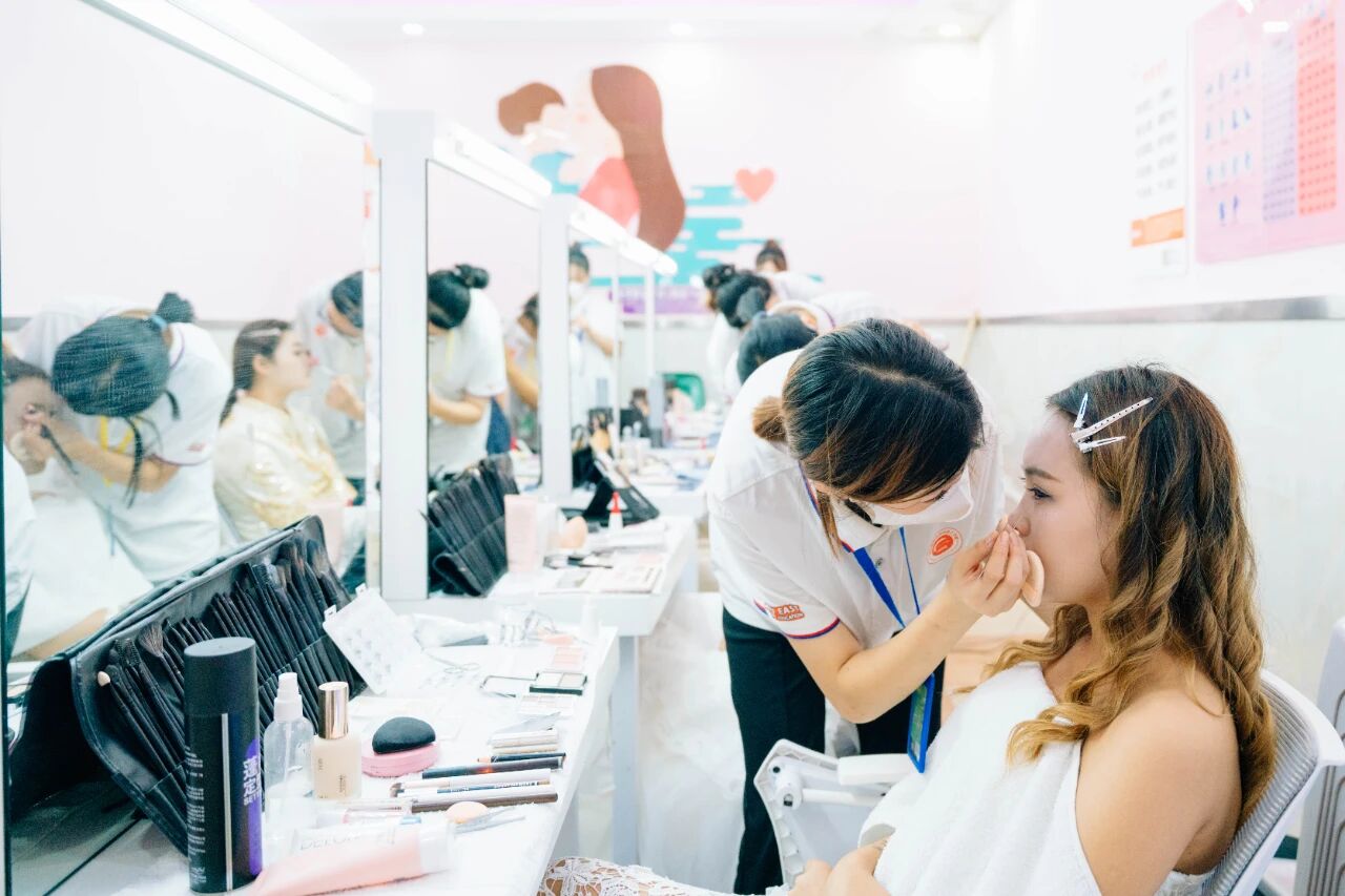 女生學(xué)什么專業(yè)好？女生學(xué)形象設(shè)計(jì)專業(yè)怎么樣？河北新東方給你答案！