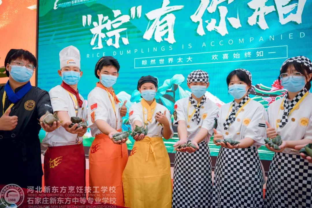 仲夏賦雅趣，粽香端午情，我校學(xué)子包粽子祝高考學(xué)子金榜題名，高“粽”！